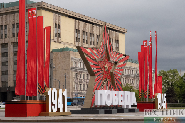 Праздничные флаги и конструкции ко Дню Победы на Лубянской площади