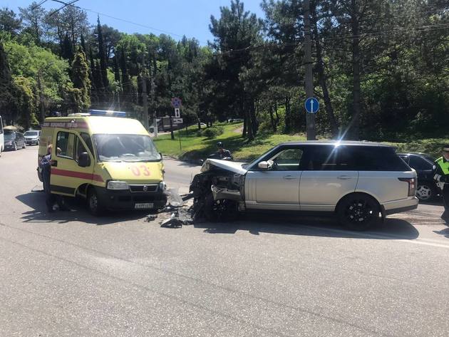 Пациентка скорой пострадала в столкновении с внедорожником в Крыму