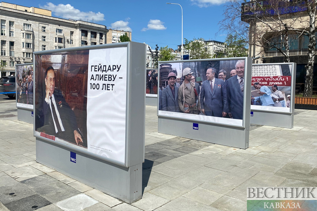 Фотовыставка возле ТАСС к 100-летию Гейдара Алиева
