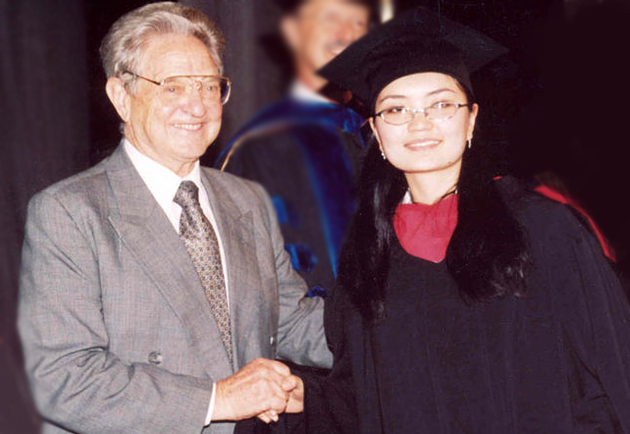 Бишкек. 2003 год. Американский Университет в Центральной Азии. Сорос поздравляет выпускницу на церемонии вручения дипломов