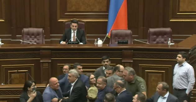 В парламенте Армении случилась потасовка члена правящей партии и оппозиционера