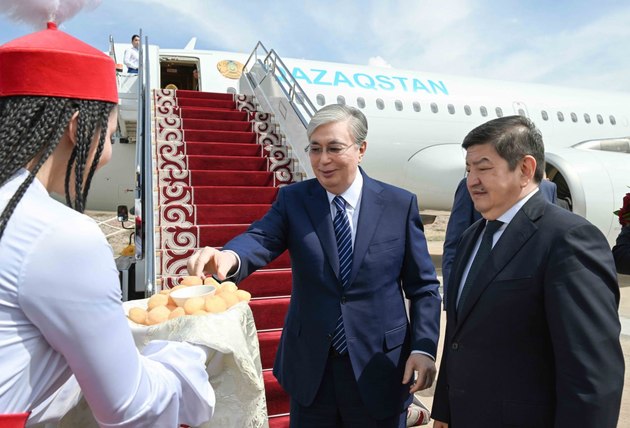 Токаев начал визит в Кыргызстан