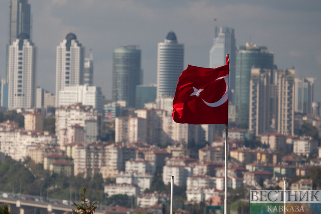 Вид на Стамбул с турецким флагом