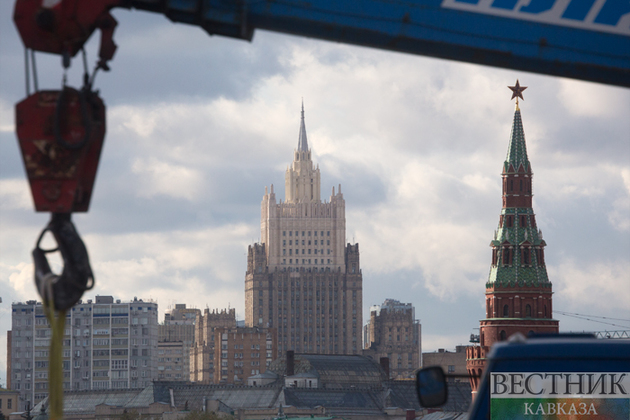 Здание Министерства иностранных дел РФ и башня Кремля в Москве