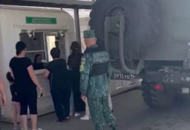 Карабахские армяне проходят через КПП Лачин