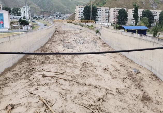 Сход селевого потока по селепропускному лотку реки Герхожан-Суу, КБР