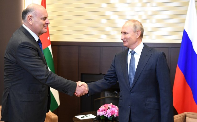 Президент Абхазии позвонил Путину