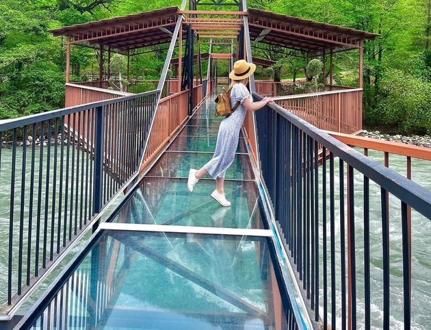 Стеклянный мост в Абхазии: прозрачное чудо над горной рекой