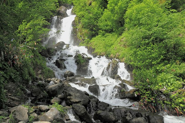 Водопад влюбленных над озером Рица: самое романтичное место в Абхазии