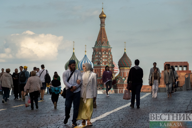 Туристы на Кремлевском проезде в Москве