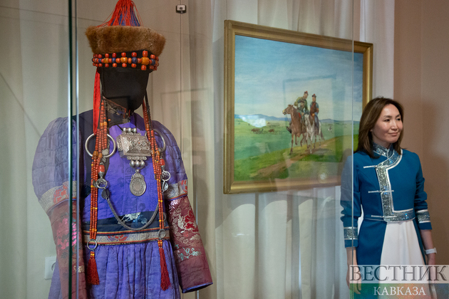 Посетительница на открытии выставки “Ювелирное искусство Бурятии“ в Москве