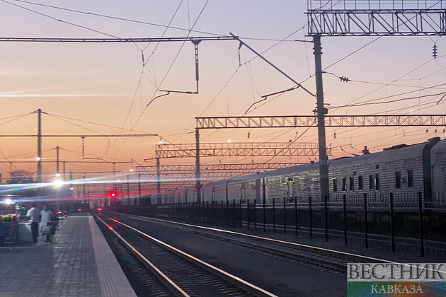 Железнодорожные пути на закате