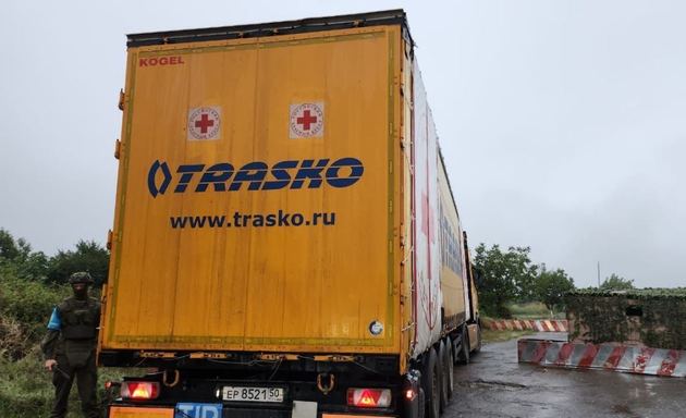 Российский грузовик с продовольствием едет в Ханкенди