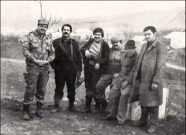 Крайний справа - Рияд Ахмедов. Рядом с ним - друг и боевой товарищ Эльхан Алескеров