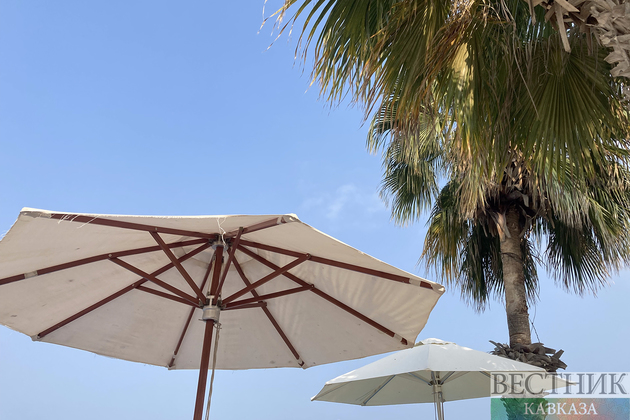 Зонтики на пляже в Дубае