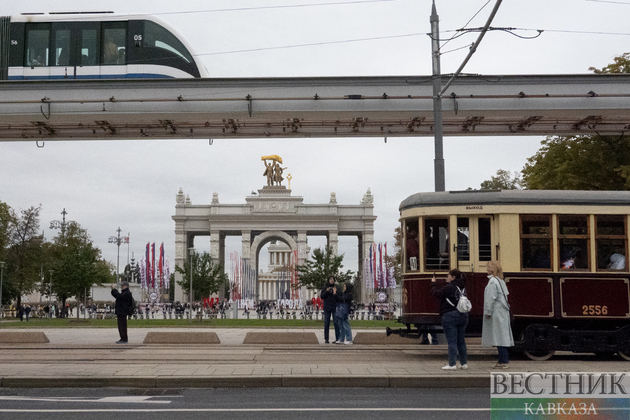 Ретромодели трамваев на параде ретротранспорта ко Дню города в Москве