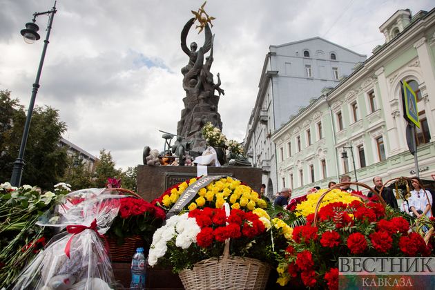 Памятник жертвам Беслана в Москве в годовщину трагедии