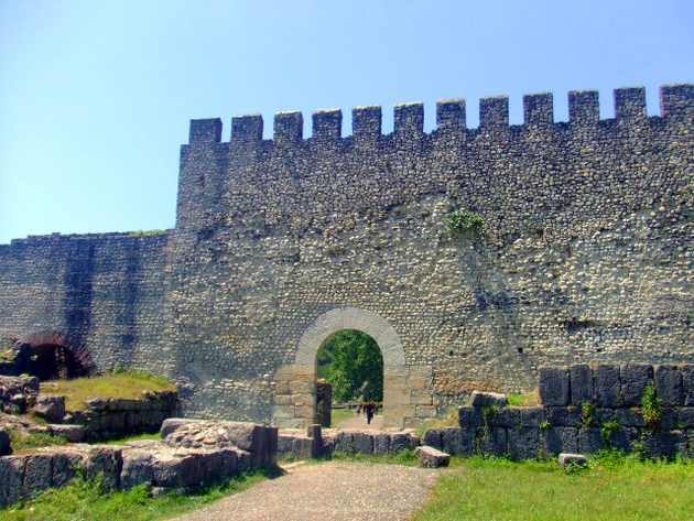 Грузинская крепость Нокалакеви и горячие источники: как добраться, что посмотреть?