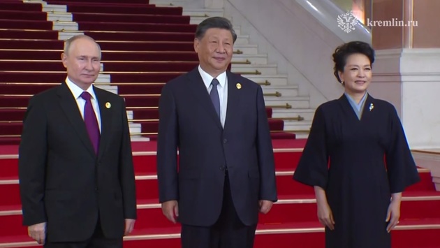 Путин и Си Цзиньпин пообщались "на ногах" в Пекине