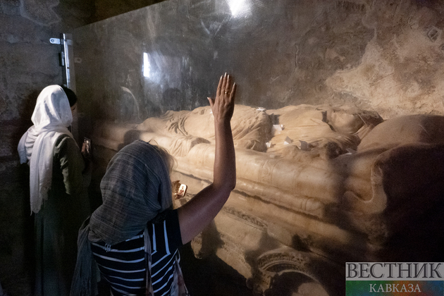 Люди у саркофага Николая Чудотворца в Демре в Турции
