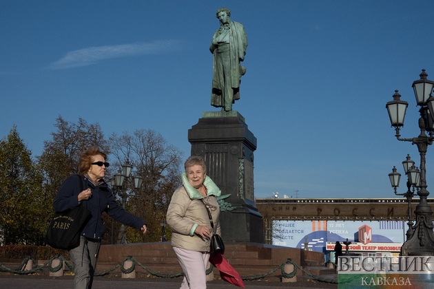 Люди у памятника А.С.Пушкину в Москве