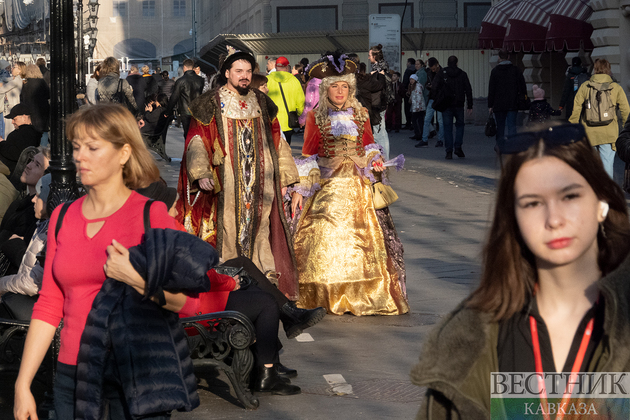 Люди на Никольской улице в Москве