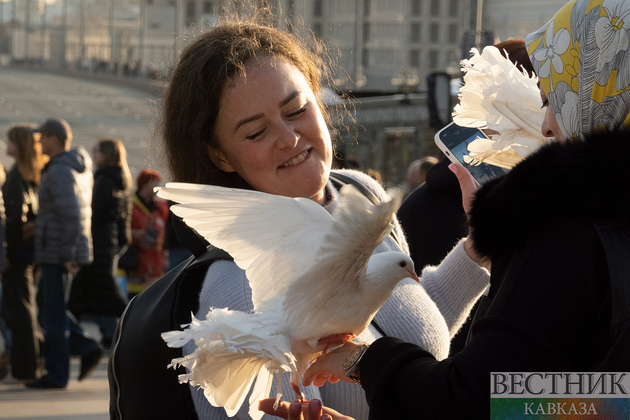 Девушка с голубями в Парке Зарядье