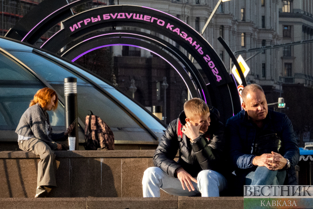 Люди на Манежной площади в Москве