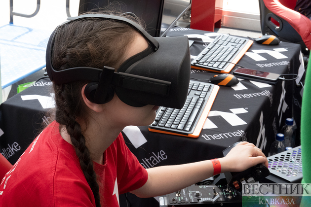 Девочка в шлеме виртуальной реальности
