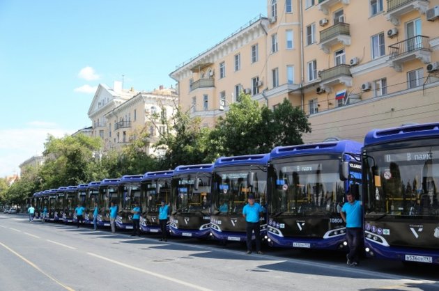 Жителей Астрахани завтра на новом маршруте встретят новые автобусы