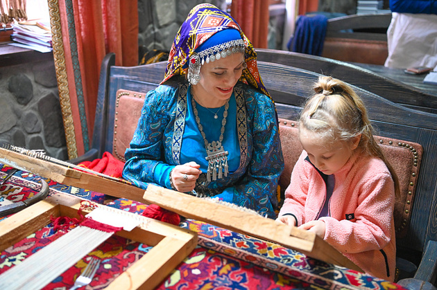 Дагестанские костюмы и ковры показывают на курорте "Роза Хутор"