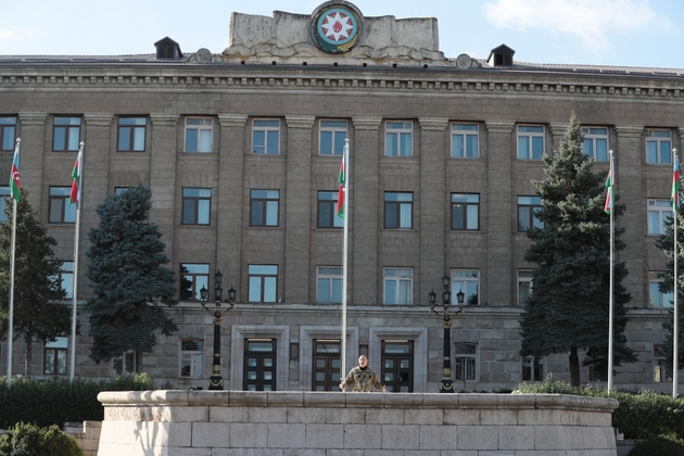 Ильхам Алиев принимает военный парад в освобожденном Ханкенди