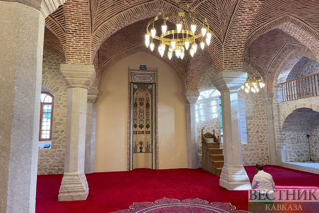 Интерьер возрожденной мечети Йухары Говхер Ага в Шуше
