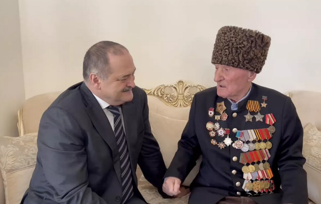 Меликов наградил столетнего ветерана Великой Отечественной войны