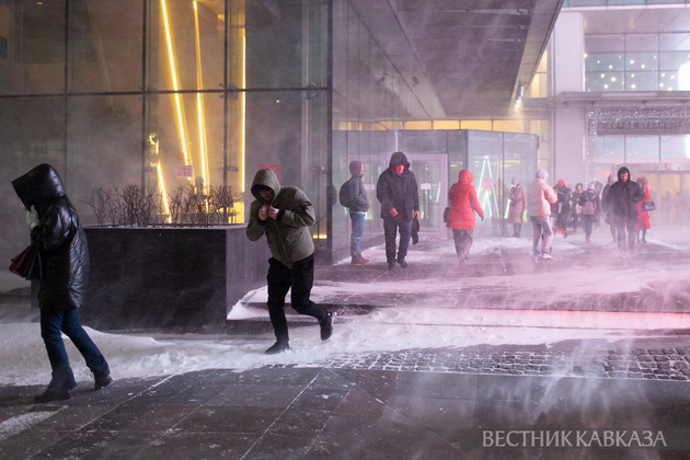 Люди во время метели в Москва-Сити