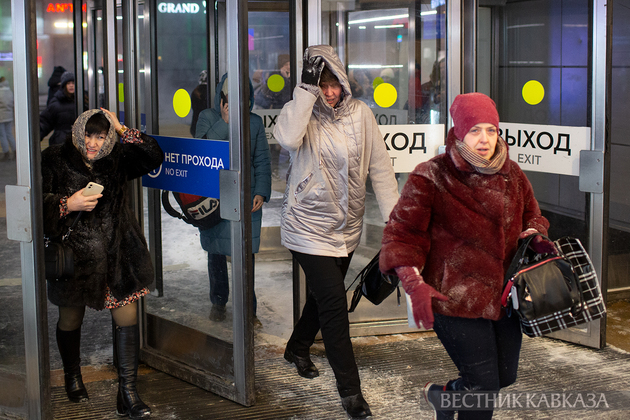 Люди во время метели в Москва-Сити