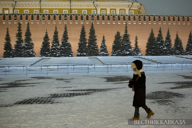 Люди во время снегопада на Красной площади в Москве