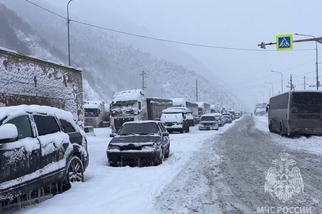 Верхний Ларс закрылся для большегрузов второй раз за сутки