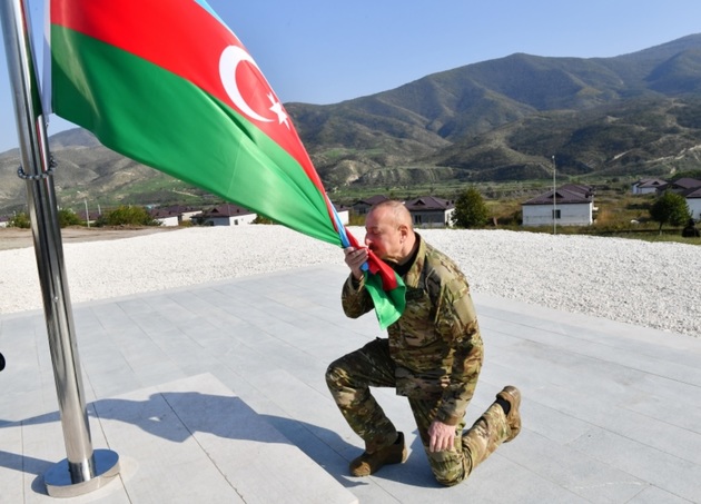 Ильхам Алиев поднимает государственный флаг в Ходжалы 