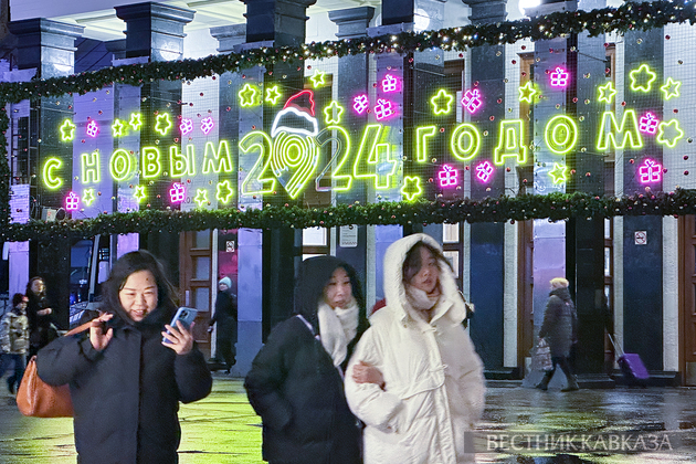 Туристы в центре Москвы в новогодние каникулы