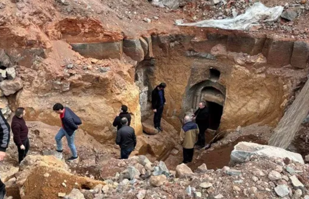 Древнюю гробницу в скале нашел в Армении сельский житель