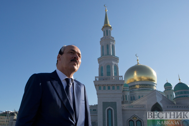 Абдулатипов посетил Джума-мечеть в Хасавюрте 
