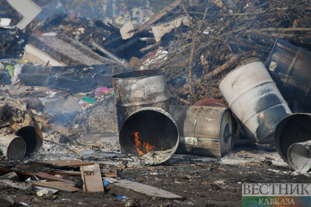 На Западе Казахстана горят цистерны с нефтью, один человек погиб