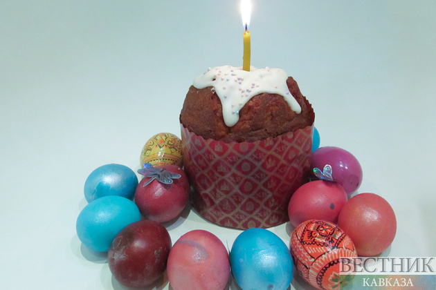 Кулич и крашенные яйца на пасху