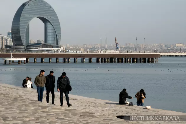 Отдыхающие на набережной в Баку