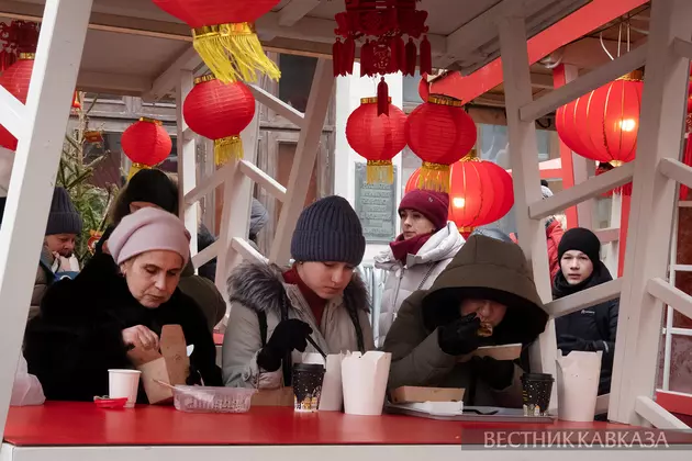 Горожане пробуют китайскую еду на праздновании китайского Нового года в Москве