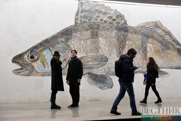 Пассажиры  на станции “Нагатинский затон“ БКЛ Московского метро