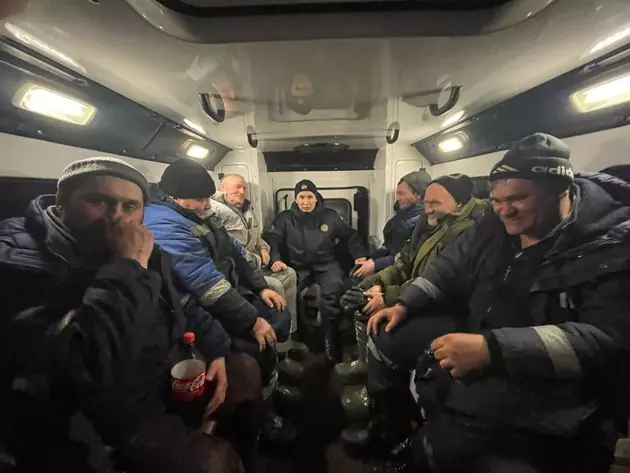 Спасенные из снежного заноса рыбаки в Казахстане
