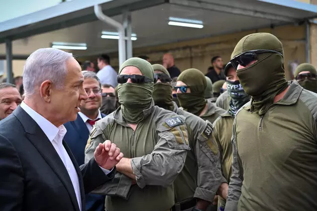 Нетаньяху с бойцами ЦАХАЛ