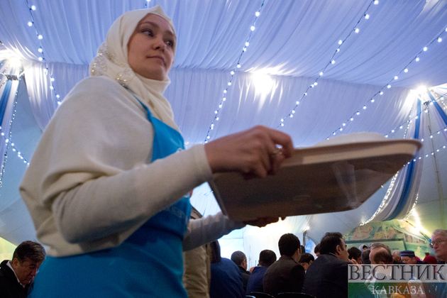 Гигантский воздушный шар и шатер: Махачкала празднует Рамадан